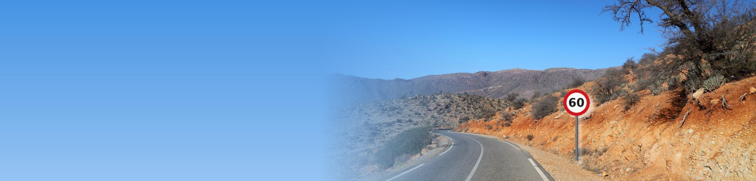 Route dans les montagnes de l'Anti-Atlas, au Maroc